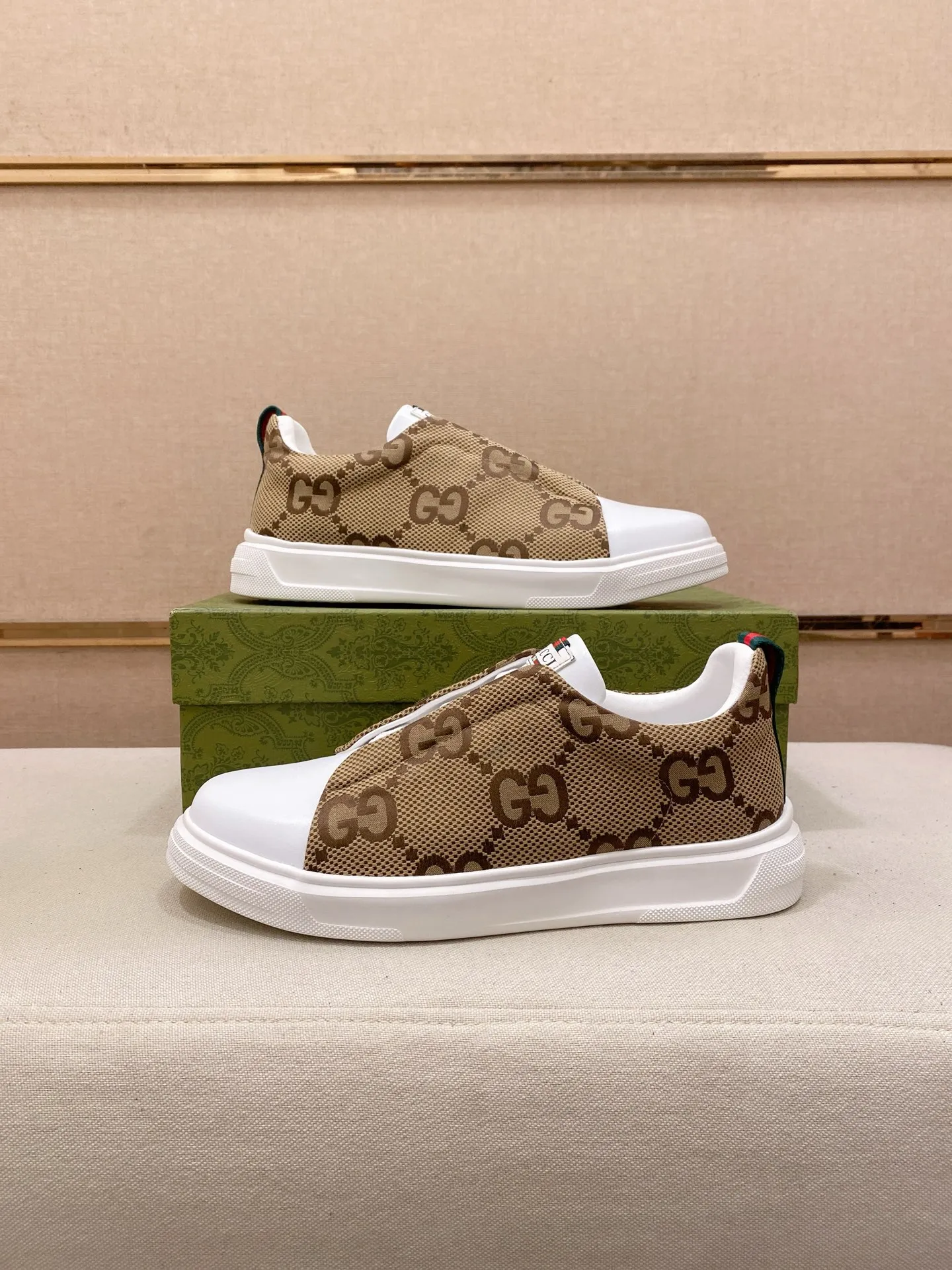 Ex-factory price 400💰【Gucci】Gucci men’s latest series of casual shoes! The official website is built 1:1. The upper is made of imported high-quality cowhide, and the lining is made of high-quality sheepskin, which is soft and comfortable. Picky selection of materials and exquisite workmanship give you the best enjoyment. Number of yards: 38-44 yards.